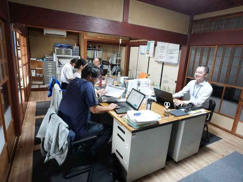 事務所は明るく楽しい雰囲気です！