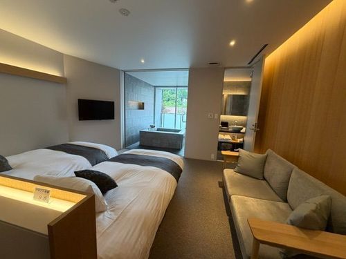 改革を続ける老舗旅館。旧宴会場を部屋風呂付のラグジュアリールームへ。