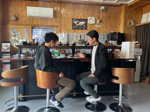 移住相談・支援をする田川さん（右）