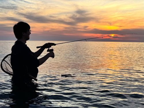 日本海に沈む夕日を見ながらのキス釣り