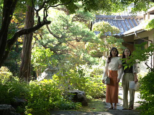 小布施町には、四季を彩る草花に包まれた小路がたくさん！知れば知る程美しい町です。