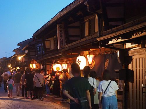 高岡市には歴史ある町並みや伝統文化が、暮らしの中に息づいています