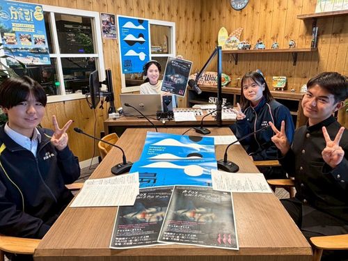 ラジオ出演して、島んちゅう映画祭を告知する高校生