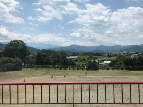 手良小学校からは、中央・南の両アルプスが一望🏔