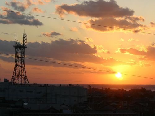 水平線に沈む大きな夕日が眺められます