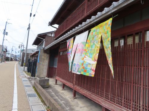 「中山道愛知川宿のれんアート」では色鮮やかな作品が旧街道を彩りました。