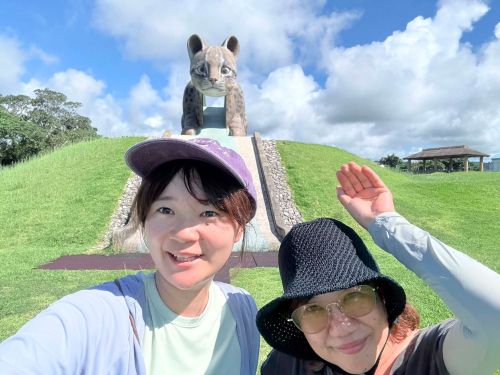 八重山に遊びに来てくれた娘さんと一緒にイリオモテヤマネコ滑り台の下で