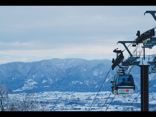 冬の時期のスキー場での作業