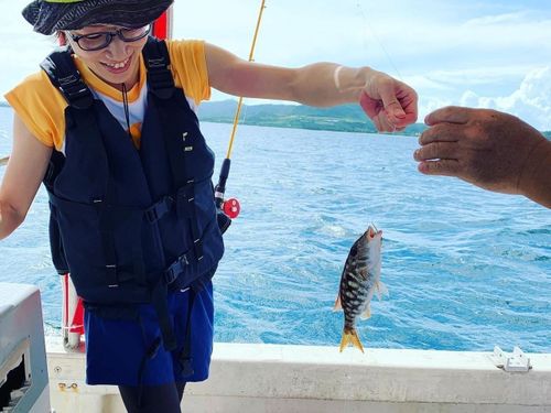 船上で笑顔満開！八重山の美しい海で釣りを満喫する休日の一幕休日の一幕