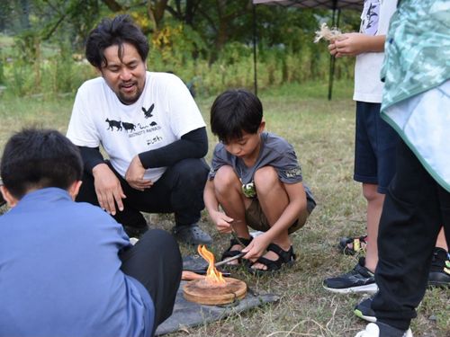 自分の手で火おこしにも挑戦。自然体験を通した「遊び」と「学び」を重視しています