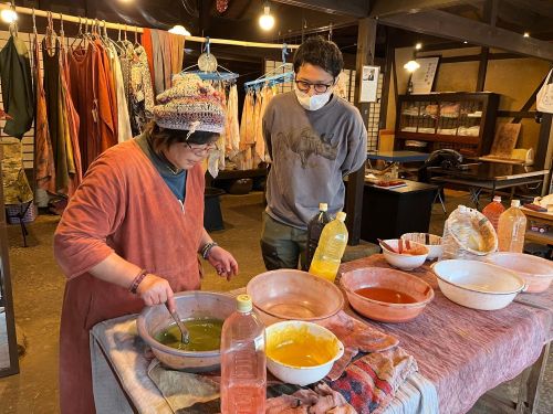吹屋の伝統工芸「ベンガラ染め」の作家さんから、染め物について学び体験する機会も。