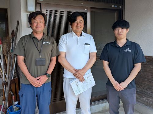 活動をサポートする（左から）経済課 三好さん・友創舎 田原さん・経済課 谷さん