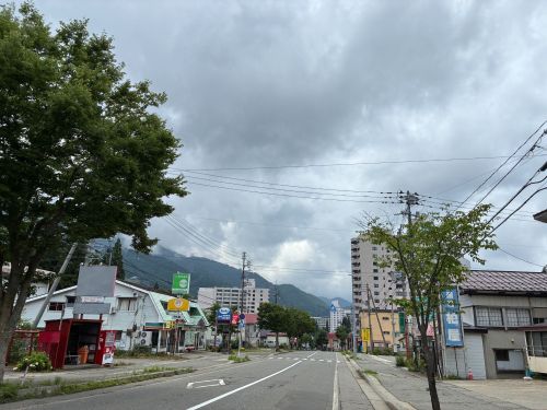 特に駅から車30分程度の苗場エリアを中心に送迎・買い物難民があることが課題です。