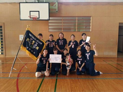 バレーボールチームで沖縄県大会で優勝した時の写真
