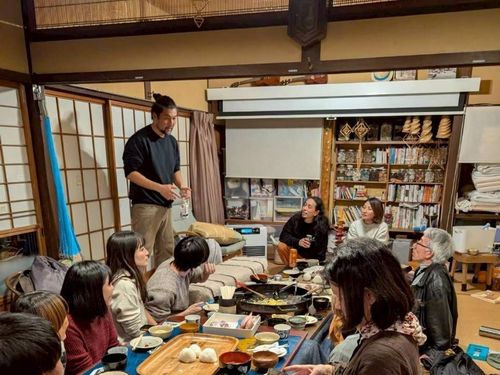 「超民家やまね」にて、過去の交流会の様子
