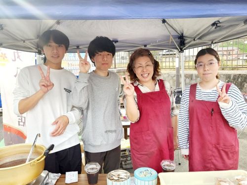 右から2人目が代表の藤原穂波さん