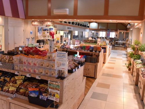 【販売コーナー】地元野菜・お土産・工芸品など豊富なラインナップを揃えています
