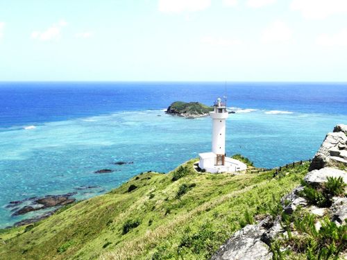 平久保崎：最北端に位置、白い灯台とグラデーション広がる東シナ海を一望できる景勝地