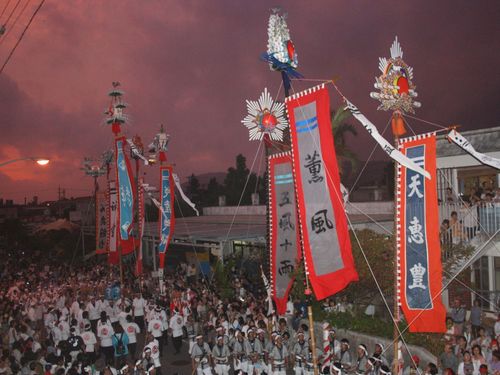 五穀豊穣に感謝し旗頭が高々と舞う、地域が熱気に包まれる豊年祭
