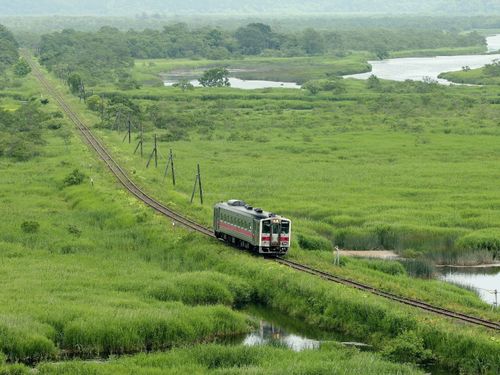 別寒辺牛湿原を走る電車と雄大な自然。