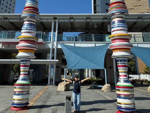 香川県・高松港のシンボルアート「Liminal Air -core-」前で