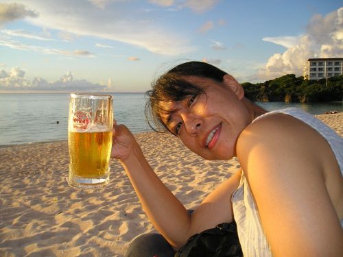読谷時代。アパートのすぐ近くのビーチでオリオン生ビール🍺