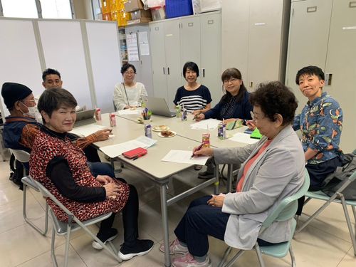 現在。社会福祉士として後見人仲間たちとの定例会。