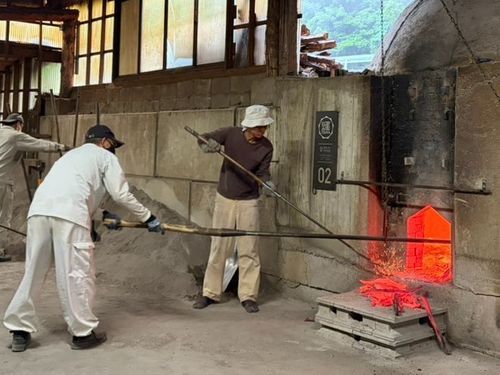 製炭作業（窯出し：窯から炭を出す）