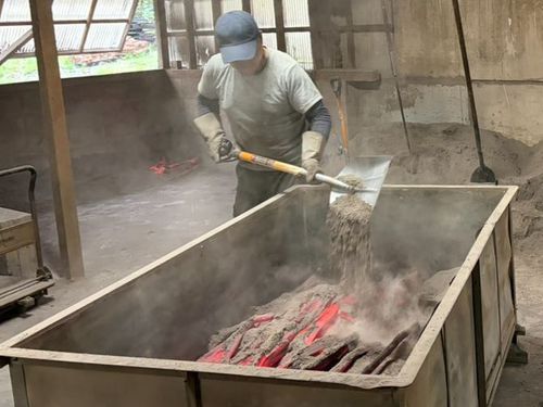 製炭作業（炭を素灰で消化）