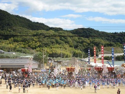 豊かな文化が受け継がれています（秋祭りの様子）
