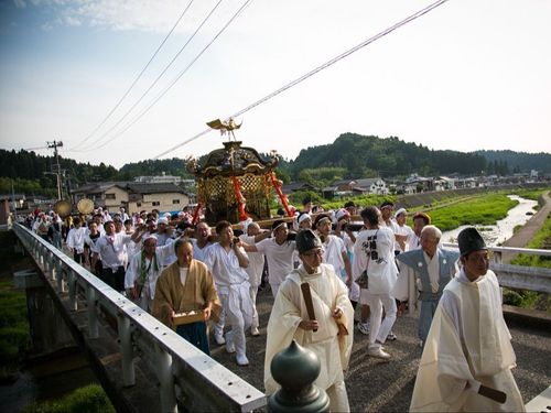 青海神社の春祭りは大きなお神輿三代が街を練り歩きます