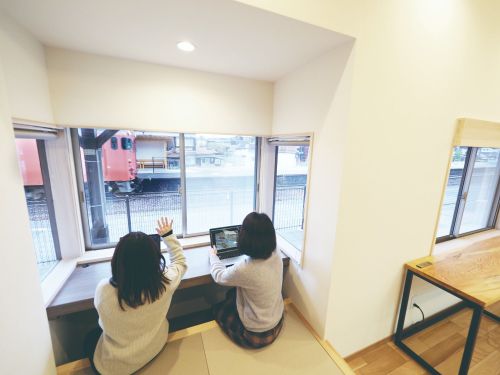 さんちゃんちでは室内から電車が通る様子を眺めることができます。
