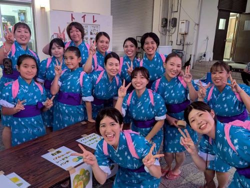 村青年団協議会でエイサーの踊り手と共に