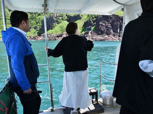 観光遊覧船からの取材風景