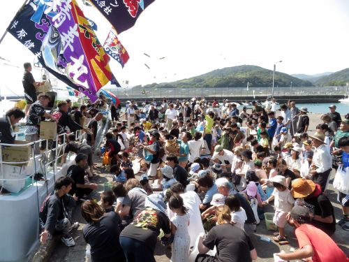 いつもは静かな港だが、この日はたくさんの人が集まった。