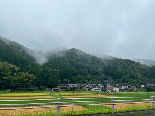 山間部…と言いつつも海へは車で10～20分。