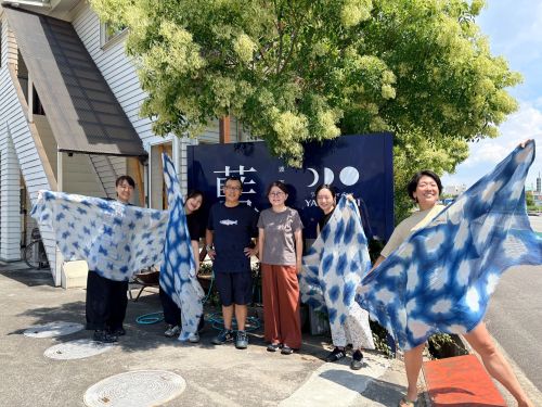日本有数の藍染商文化が残る美馬。藍商人さんに藍染の歴史や技法を教わります。