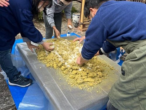 過年度参加者の様子（醤油づくり）