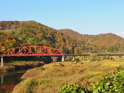 「錦秋湖」の名前の由来をその目で実感してください！