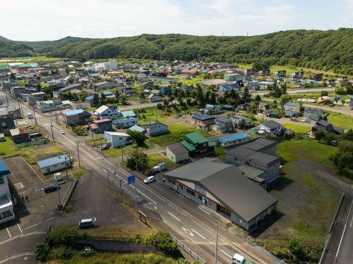 古丹別の町全体の写真。農業が盛んな地区。山に囲まれており自然豊かな街並みが特徴。