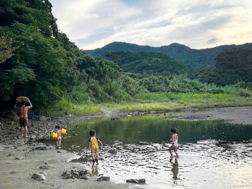 お休みの日はサーフィンや川遊びを家族で堪能しているそう