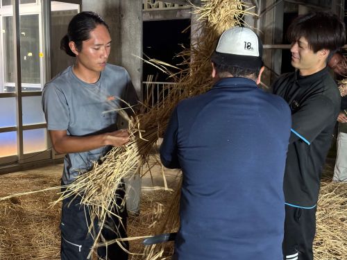 夜の公民館で大綱引きに向けて地域の人と綱づくり