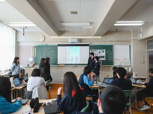 学校ポスターを自分たちでデザイン。町内のデザイナーをお招きして授業を実施しました