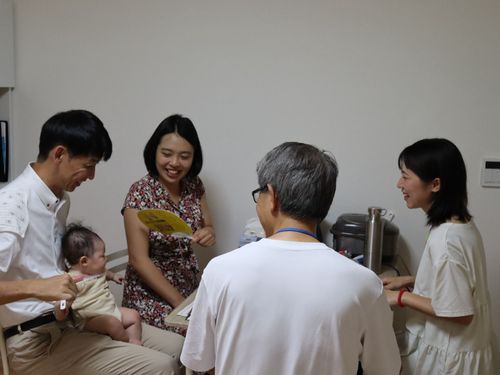 高島市職員から入居説明を受けられる和田様ご一家