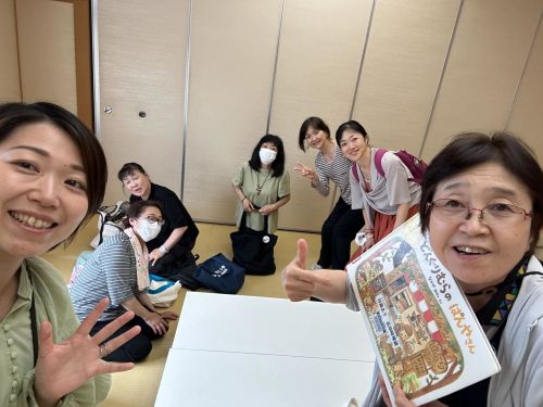 地域団体と一緒に子どもたちへ絵本の読み聞かせ