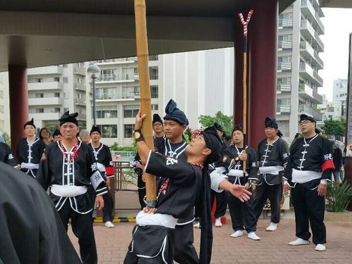 大川の豊年祭で熱演！伝統の旗頭を通じて地域の人々と深くつながる東恩納さん