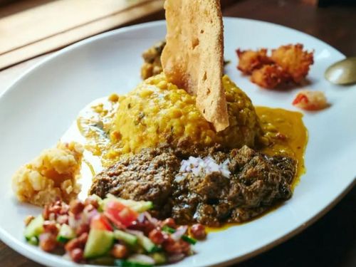 お山のてっぺんで味わう無加水インドカレー屋さんを始めたご家族も