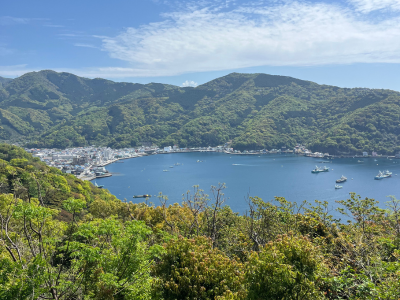 山と海に囲まれた小さな港町