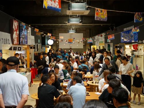 県内外から多くの人が訪れにぎわいます