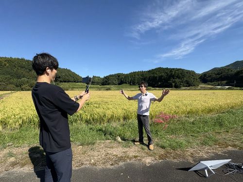 萩市ふるさとツーリズム推進協議会の宮﨑さんが、収穫直前の田んぼから生中継！
